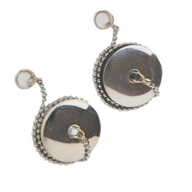 TAPPO IN GOMMA NERA CON CATENELLA PERLINE OTTONE 90 DIAM. MM. 47 TAPPO IN GOMMA NERA CON CATENELLA PERLINE OTTONE 90 DIAM. MM. 47