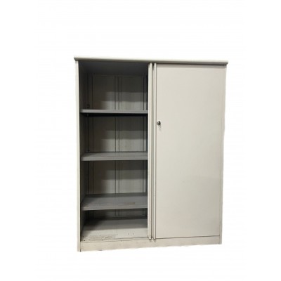 Armadio in metallo con ripiani due ante Scorrevoli Usato cm. 45x118x150h