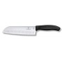 VICTORINOX COLTELLO DA CUCINA SANTOKU CLASSIC MANICO NERO LAMA ALVEOLATO CM. 17